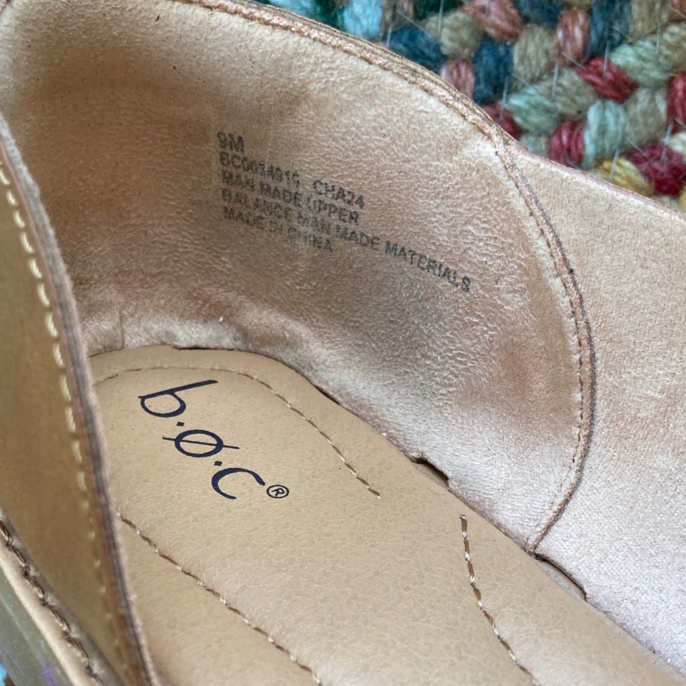 b.o.c. Women's Brown Crisscross Sandals, 9M - Picture 2 of 7